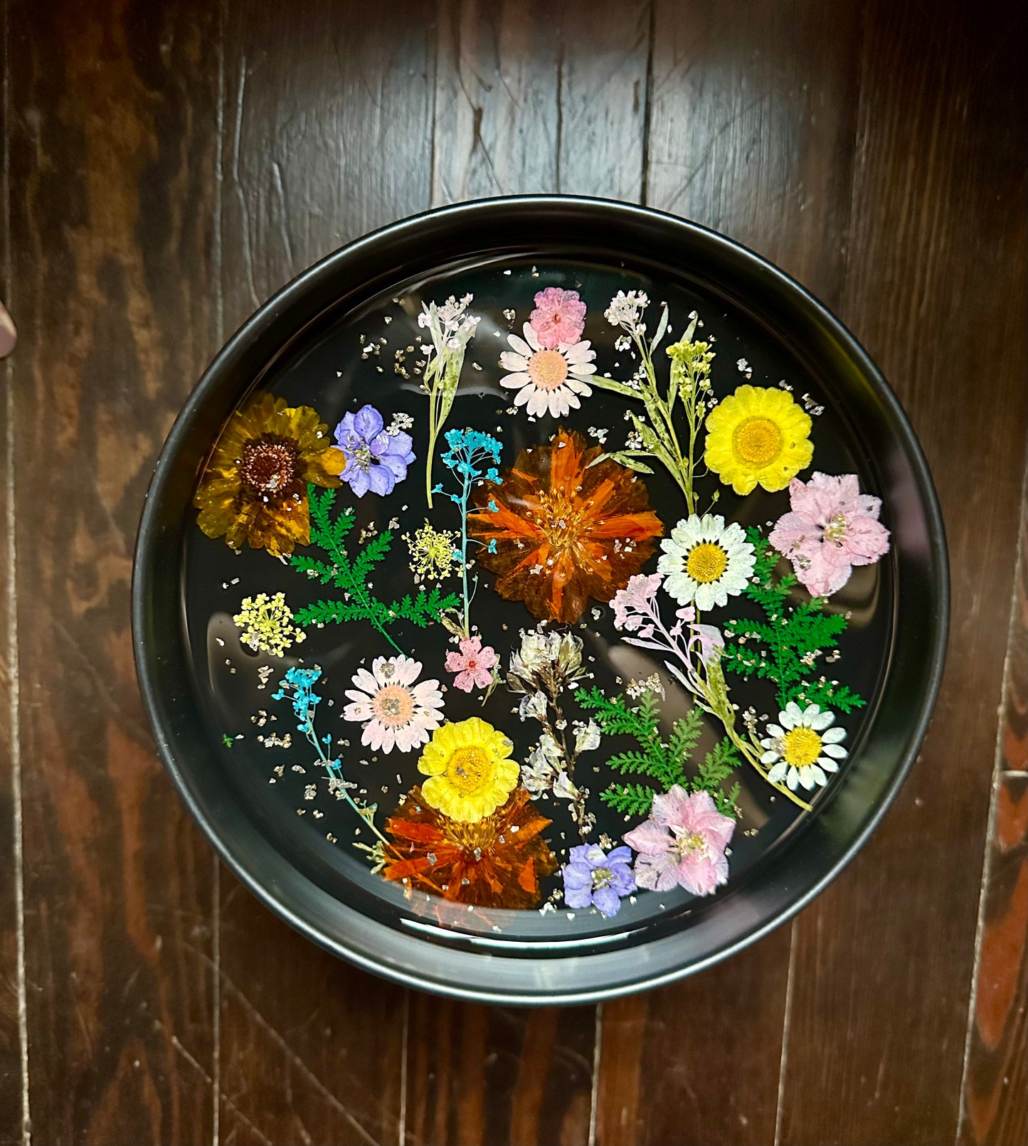 Black Metal Standing Platter